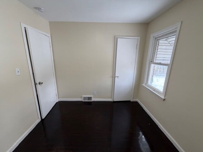 Building Photo - Charming 3 bedroom house for lease in Nice area Call 313-429-3244 KPM Detroit