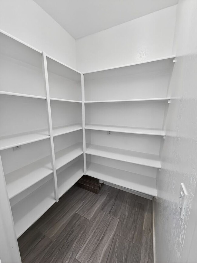 Building Photo - Stunning 5 Bed/5Bath Home in Gated Community – Over 3,100 SqFt of Modern Living -New Carpet throu...