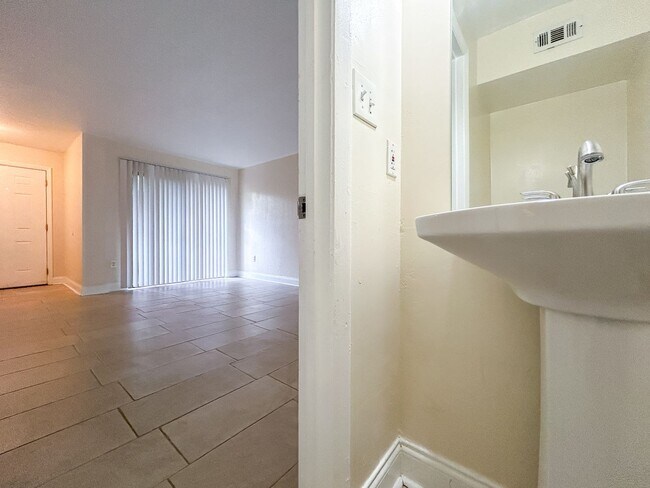 Building Photo - Beautiful 2/1.5 Townhome in Cedar Ridge-717A