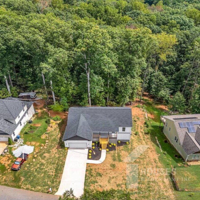 Building Photo - 1505 E Saluda Lake Rd
