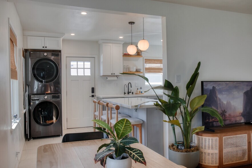 Building Photo - 2331 Belmont Ave