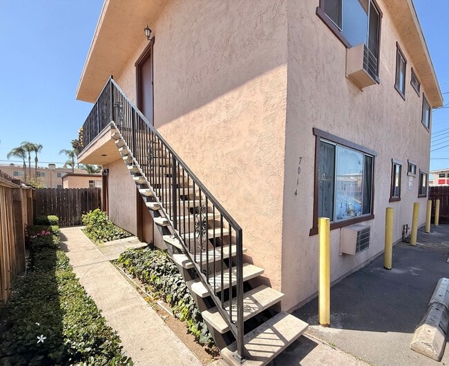 Building Photo - Upper Corner Unit with Parking