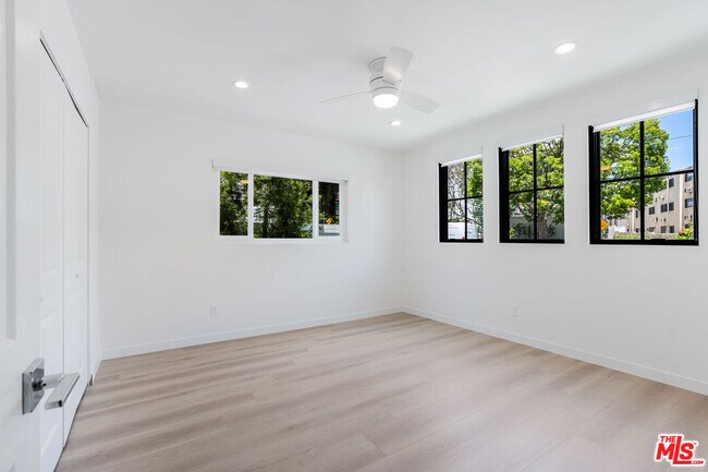 Building Photo - 527 S Barrington Ave