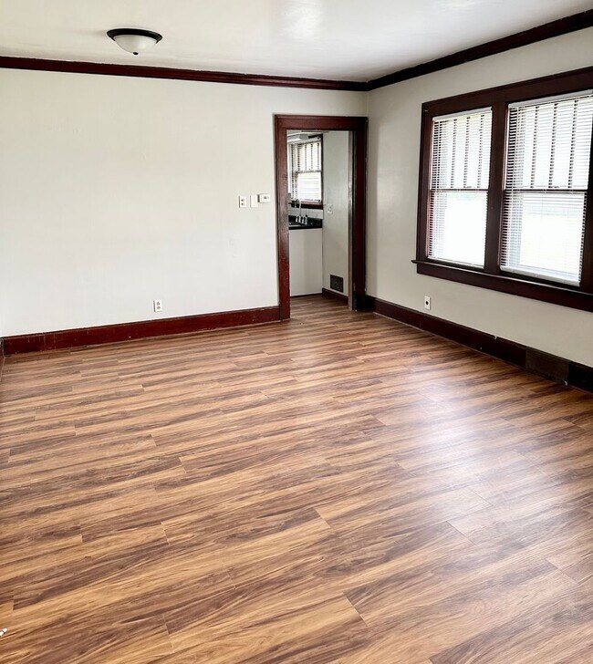 Building Photo - Charming Southside 2 Bedroom is Move-In Re...