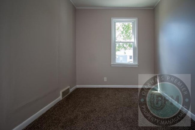 Building Photo - Charming 3+ Bedroom / 2 Bathroom Home | Ne...