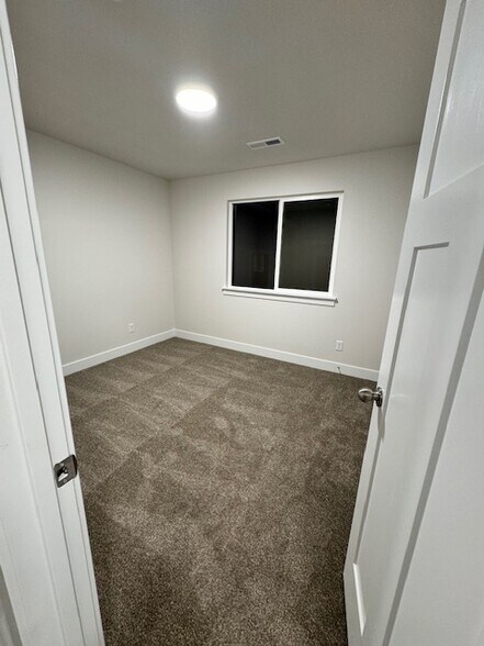 secondary bedroom - 1625 W Talus Ridge Dr