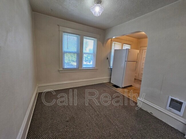 Building Photo - 1028 E Mission Ave