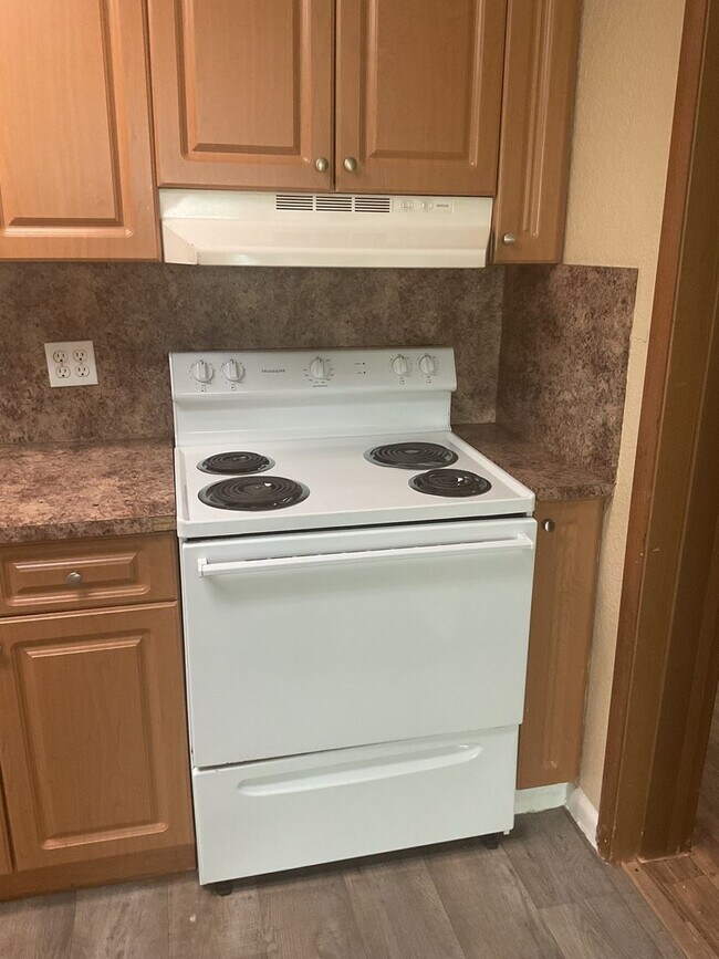 Building Photo - Spacious 1/1 in a great location! Call for...