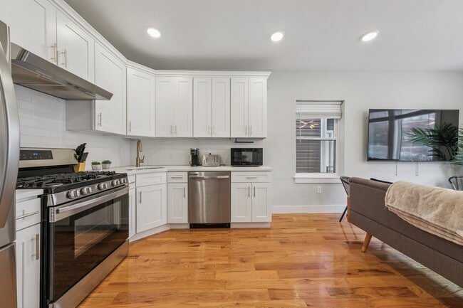 Building Photo - 183 Gates Ave