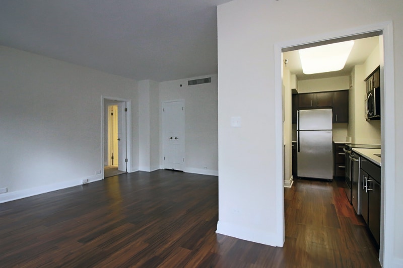 Building Photo - 210 E Chestnut St