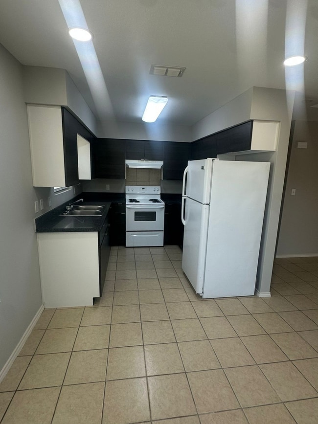 Building Photo - 406 E 3rd St