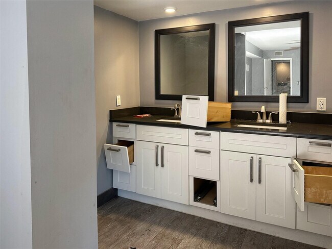 Building Photo - 1700 Embassy Dr