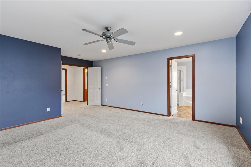 Building Photo - 5926 SE 2nd Ct