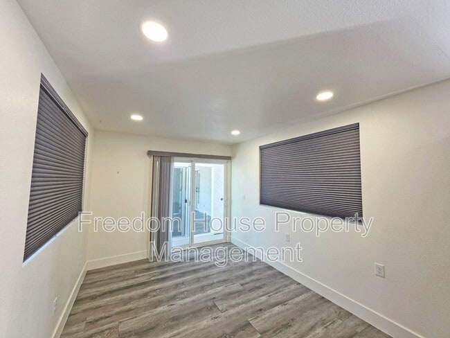 Building Photo - 3630 E Vineyard Dr N