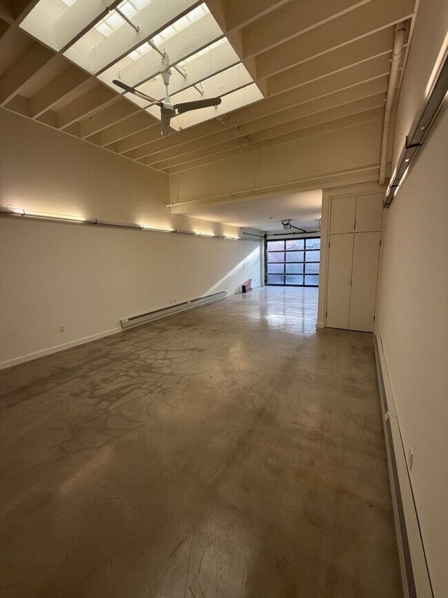 Building Photo - Bright Live-Work Studio & Tall Ceilings on Adeline in Oakland