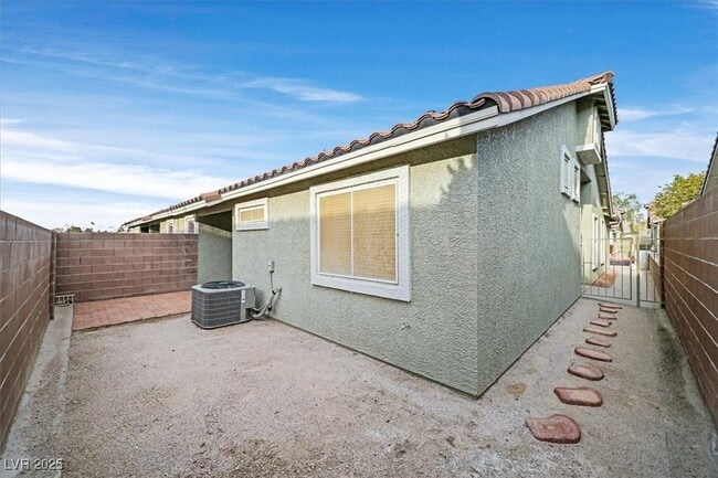 Building Photo - 137 Tapatio St