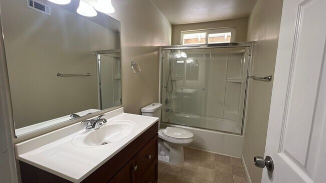 Building Photo - EAST PALMDALE HOME