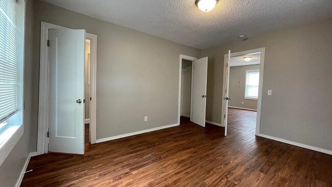 Building Photo - Updated 2 bed/1 bath home!