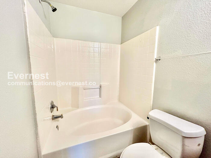 Building Photo - 146 Creek Cove Dr