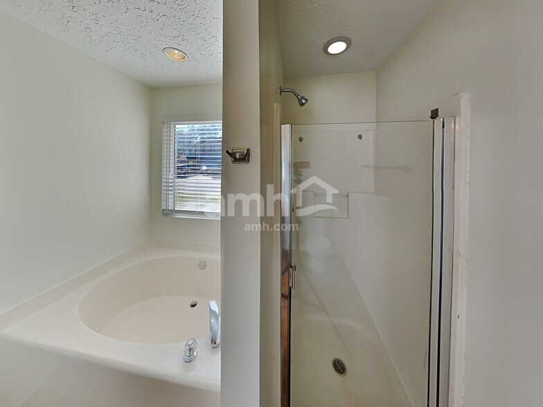 Building Photo - 1008 Montrose Dr