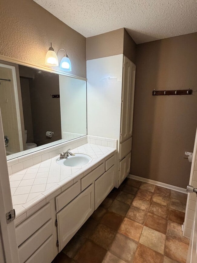 Building Photo - Don't miss out! Large 2/2 apartment
