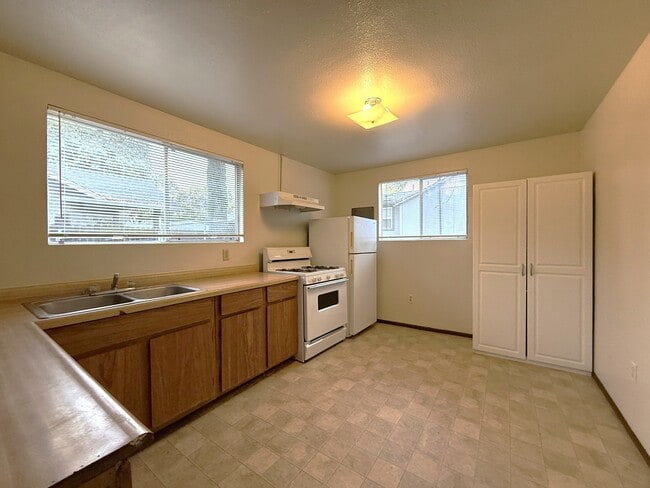 Building Photo - 612 W 2nd Ave