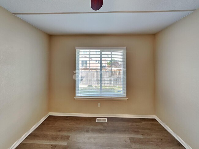 Building Photo - 2828 S Killarney Way