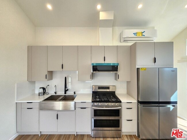 Building Photo - 3333 Thelma St