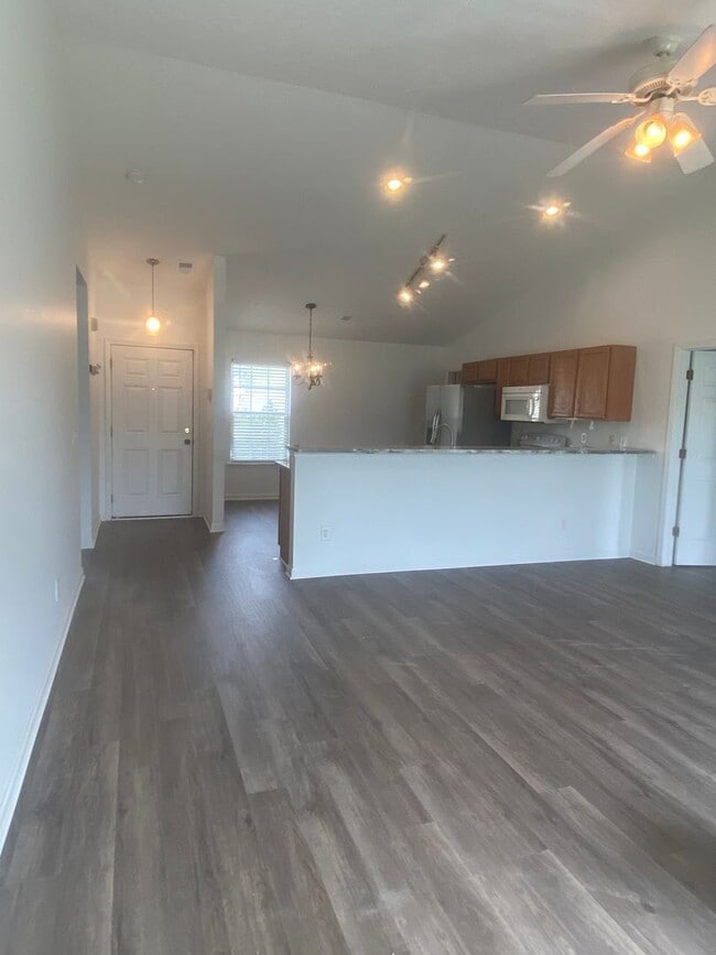 Building Photo - Walkers Woods - 3 Bed / 2 Bath Single Family Home for Rent