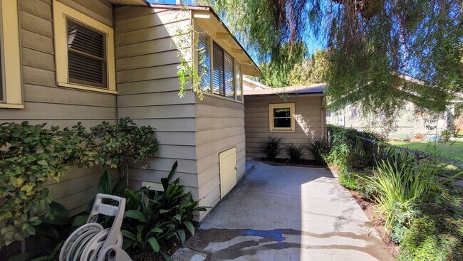 Building Photo - Coming Soon! 1 Bed 1 Bath Charming Craftsman Cottage