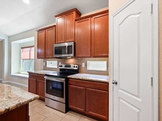 Building Photo - Charming Home Awaits: Spacious & Modern Living in a Prime Location