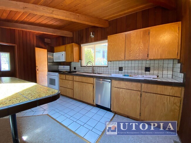 Building Photo - Sunny, Spacious, Home Near Sunny Cove Beach