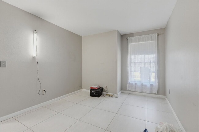 Building Photo - 15846 Country Lake Dr
