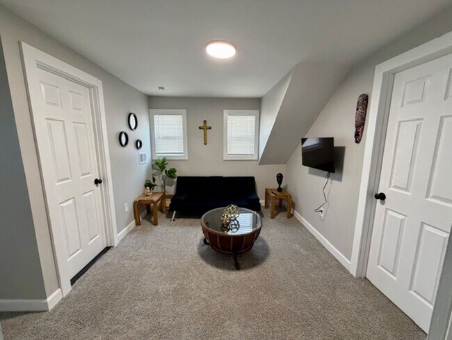 Building Photo - Fully Furnished And Updated 4 bedroom 2 bath house for Lease