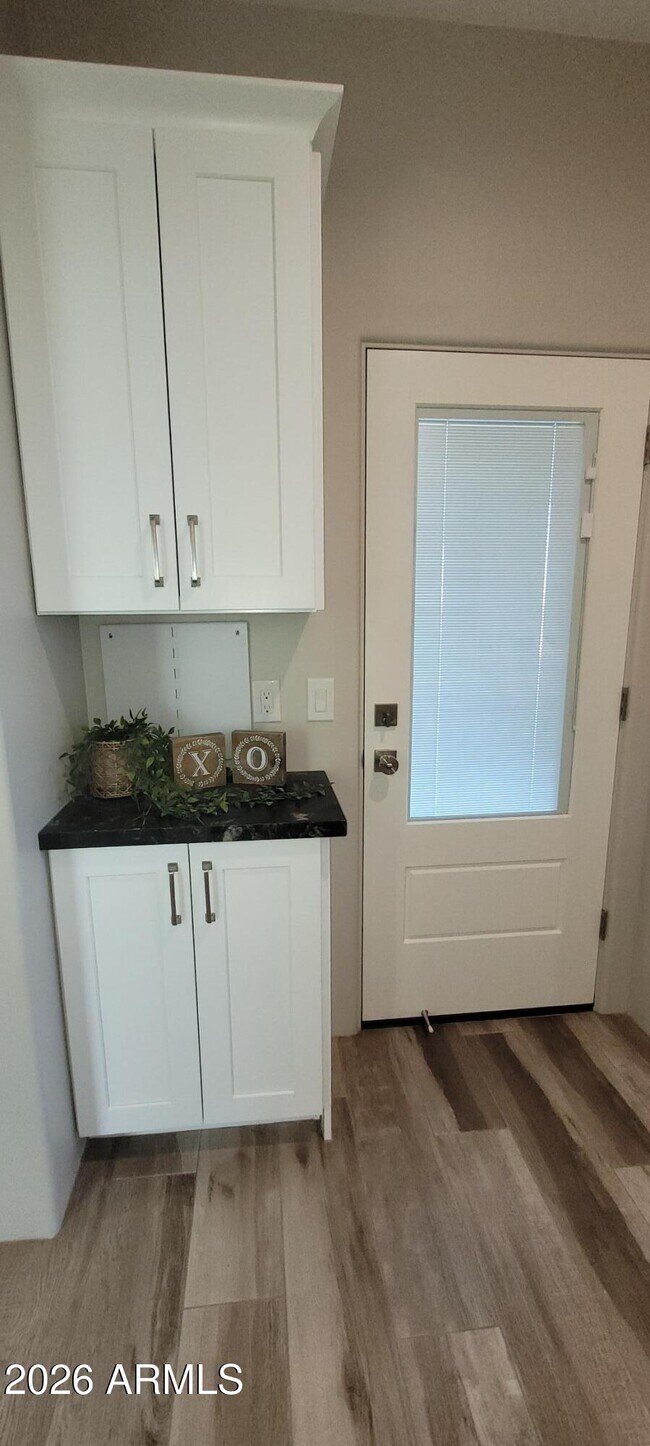 Building Photo - 900 W Hermosa Dr