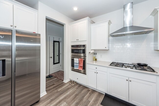 Building Photo - 6 Bedroom 4.5 Bath in Limehouse Village - ...