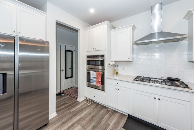 Building Photo - 6 Bedroom 4.5 Bath in Limehouse Village - Summerville