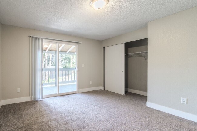 Building Photo - Open Concept Townhome with Balcony