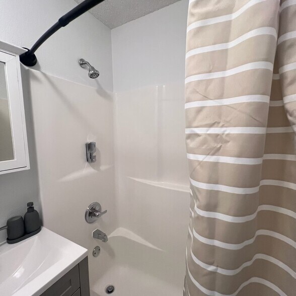 Building Photo - 4584 Tamarind Dr