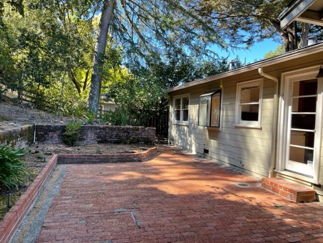 Building Photo - Charming single level home in Orinda-Avail...