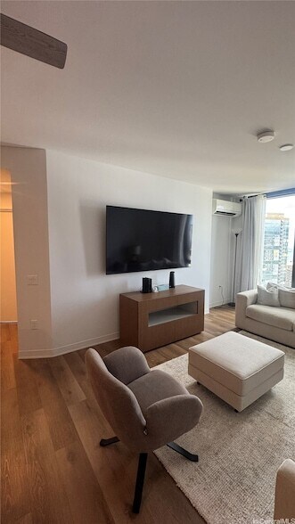 Building Photo - 987 Queen St