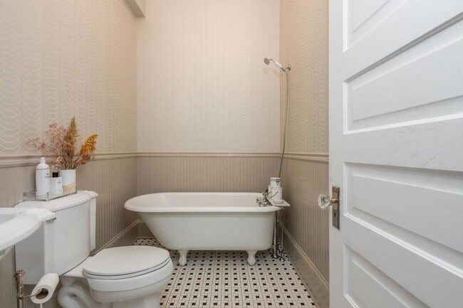 Building Photo - 242 Haralson Ave NE