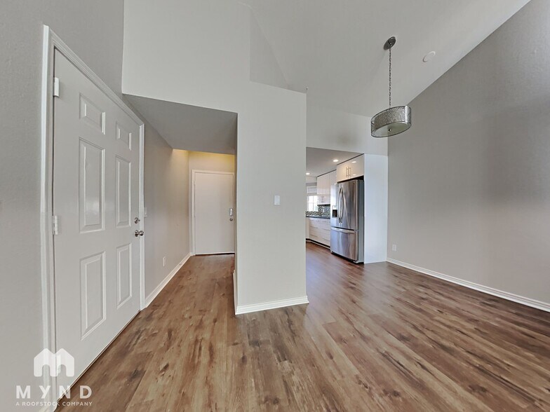 Building Photo - 413 W Renee Dr