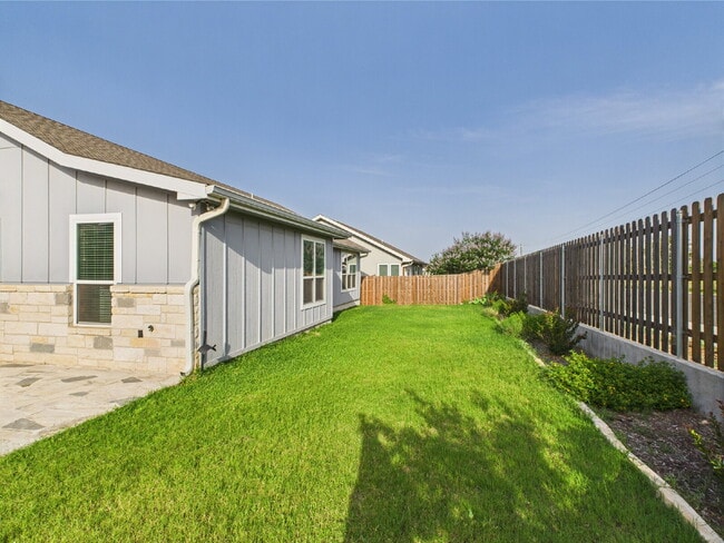 Building Photo - 3-Bed, 2-Bath Home in Fredericksburg – You...