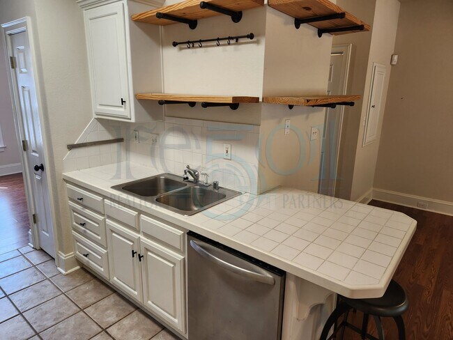 Building Photo - *Coming Available in October* Pride of ownership shines in this convenient Midtown, 2 BR & 2.5 BA...