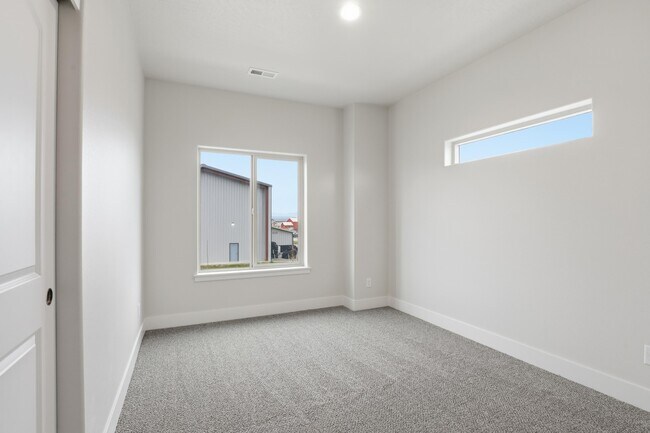 Building Photo - 661 N Creative