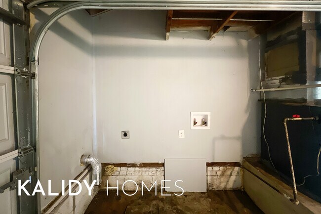Building Photo - 1338 South Dr