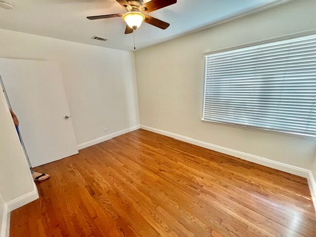 Building Photo - **LAKEWOOD 3BR/2BA+FAMILY ROOM **AVAILABLE...