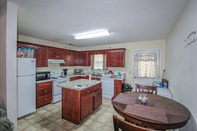 Building Photo - 802 N Taylor Ct