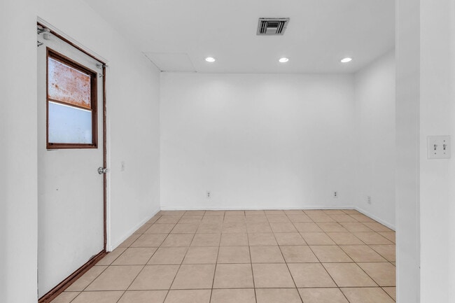 Building Photo - 53780 Avenida Diaz